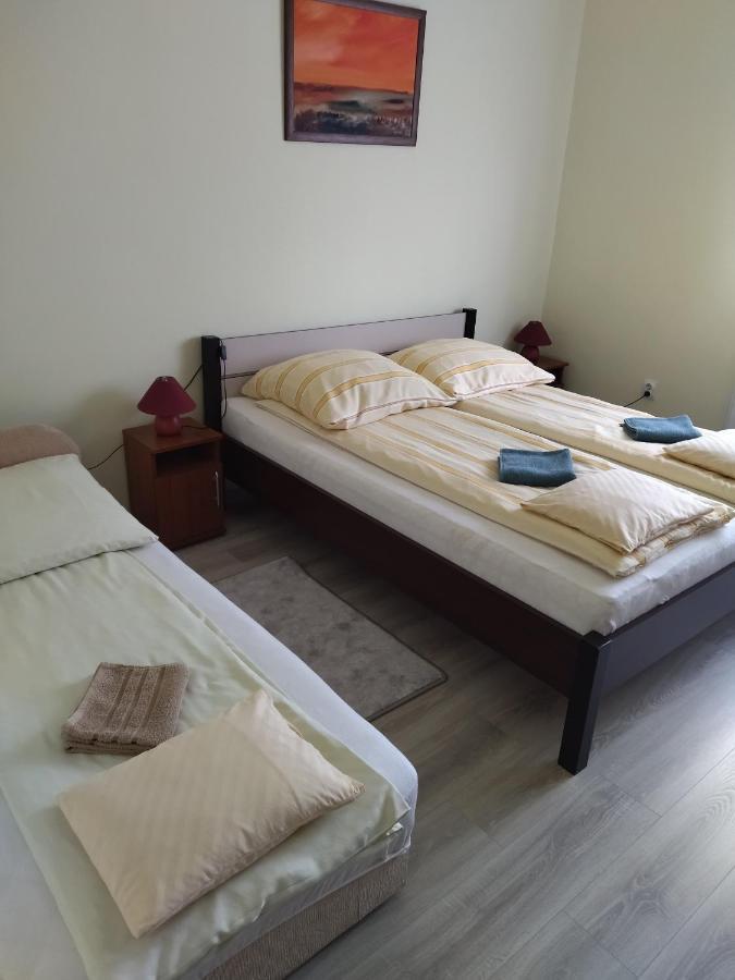 Kurucz Vendégház Hajdúszoboszló Esterno foto